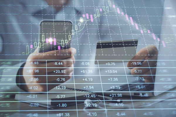 Ellerinde kredi kartı ve forex çizimi olan bir adamın çift pozu. İnternet E-ticaret kavramında hisse senedi ve dijital fintech.