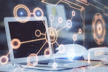 Sosyal ağ hologramıyla birlikte bilgisayar masaüstünde. Çifte maruziyet. Uluslararası insan ilişkileri kavramı.