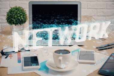 Arkaplanda bilgisayar ve veri teması çizimi olan tablonun çifte pozlandırılması. Yenilik kavramı.