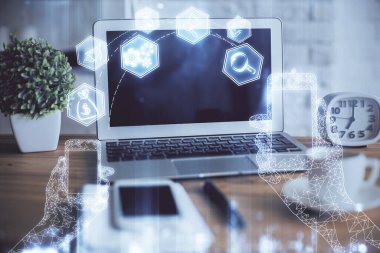 Bilgisayar, teknoloji temalı hologramla birlikte ofiste. Çifte maruziyet. Teknoloji kavramı.