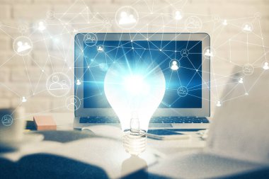 Bilgisayar ofisinde ampul simgesi hologramıyla birlikte. Çifte maruziyet. Fikir kavramı.