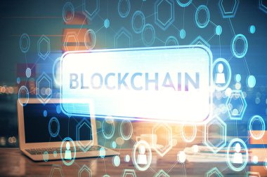 Blockchain temalı holograma ve bilgisayar arkaplanlı masaya çoklu maruz kalma. Bitcoin şifreleme para birimi kavramı.