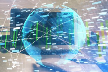 İş teması simgelerinin çoklu pozlandırılması ve bilgisayar geçmişi olan masa. Başarı kavramı.