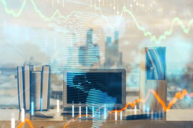 Masası ve kişisel bilgisayarı olan borsa grafiği. Çoklu maruz kalma. Mali analiz kavramı.