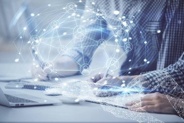 Sosyal ağ temalı hologramda iş adamı arka planda bilgisayar üzerinde çalışıyor. Dünya çapında ağ kavramı. Çift pozlama.