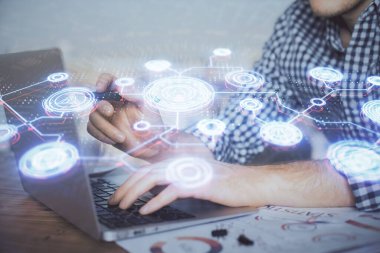 Sosyal ağ temalı hologramda iş adamı arka planda bilgisayar üzerinde çalışıyor. Dünya çapında ağ kavramı. Çift pozlama.