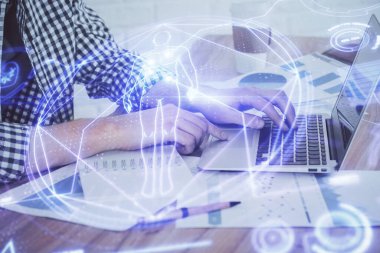 Bilim hologramı, arka planda bilgisayarla çalışan bir adam. Öğrenim anlayışı. Çift pozlama.