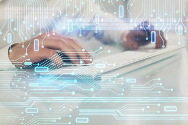 Bilgisayar geçmişi üzerinde çalışan bir adamla çok sayıda teknolojik çizime maruz kalmış. Yenilik kavramı.