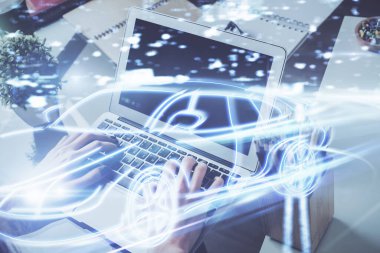 İş adamının arka planda bilgisayar üzerinde çalıştığı otomobil temalı çizim. Otomatik pilot taksi kavramı. Çift pozlama.