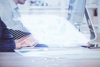 Veri temalı hologramın arka planda bilgisayarla çalışan bir adam tarafından çifte maruz bırakılması. Yenilik kavramı.