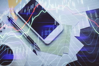 Forx grafik hologramının telefonlu masaüstü üzerinde çoklu pozlandırılması. Üst Manzara. Mobil ticaret platformu kavramı.