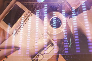 Masaüstünde telefonlu ön x grafik hologramına çift pozlama. Üst Manzara. Mobil ticaret platformu kavramı.