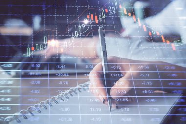 Ön x çizelgesinin arka plan notları alan insanların üzerini çizerken çift pozlama. Mali analiz kavramı