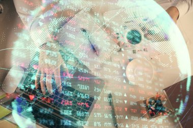 Erkeklerin ellerinin bilgisayar klavyesini ve iş temalı hologram çizimlerini yazarken çift pozlama. Üst Manzara. Finans piyasası kavramı.