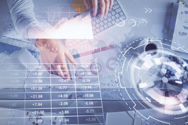 Erkeklerin ellerinin bilgisayar klavyesini ve forx grafik hologramını yazarken çoklu pozlama. Üst Manzara. Finans piyasası kavramı.