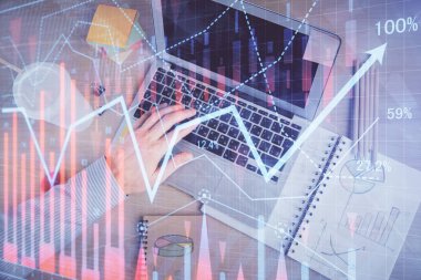 Erkeklerin ellerinin bilgisayar klavyesini ve ön grafik hologram çizimlerini yazarken çifte pozlama. Üst Manzara. Finans piyasası kavramı.