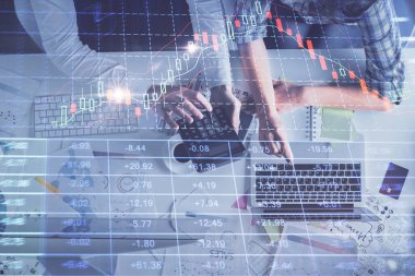 Kadın ve erkeğin birlikte çalıştığı çoklu pozlama ve grafik hologramı çizimi. Finansal analiz konsepti. Bilgisayar arkaplanı. Üst Görünüm.
