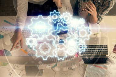 Kadın ve erkeğin birlikte çalışması ve iş temalı hologram çizimi. Bilgisayar arkaplanı. Üst Görünüm.