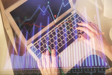 Bilgisayar ve ön x çizim hologramı üzerinde çalışan kadın elleri çift pozlama. Üst Manzara. Mali analiz kavramı.