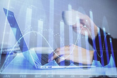 İş kadınlarının bilgisayar ve ön grafik hologram çizimlerini yazarken çift pozlama. Mali analiz kavramı.