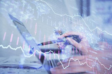Bilgisayarda ve finansal grafik hologramında yazı yazan kadın ellerine çoklu maruz kalma. Borsa analizi kavramı.