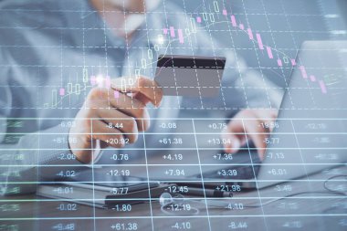 Ellerinde kredi kartı ve forex çizimi olan bir adamın çift pozu. İnternet E-ticaret kavramında hisse senedi ve dijital fintech.