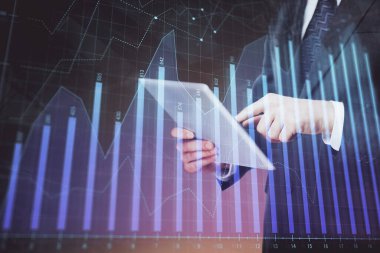 Erkeklerin el ele tutuşup dijital bir cihaz ve ön grafik çizimi kullanırken çift pozlama. Finansal piyasa kavramı.