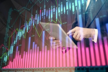 Erkeklerin el ele tutuşup dijital bir cihaz ve ön grafik çizimi kullanırken çift pozlama. Finansal piyasa kavramı.