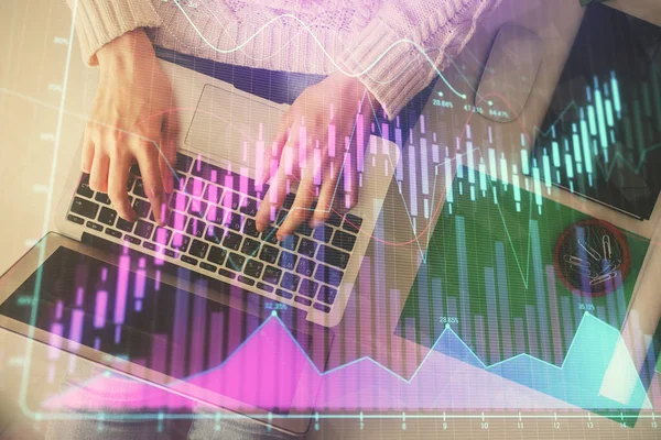 Doppia esposizione delle mani della donna che lavorano al disegno dell'ologramma del grafico del forex e del calcolatore. Vista dall'alto. Concetto di analisi finanziaria. — Foto Stock