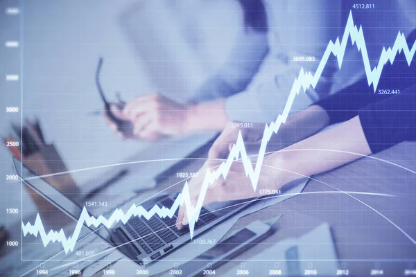 Mehrfachbelichtung von Frauenhänden beim Tippen auf Computer- und Finanzdiagramm-Hologrammen. Aktienmarktanalysekonzept. — Stockfoto