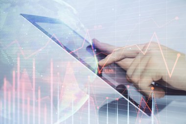 Erkeklerin el ele tutuşup dijital telefon ve forx grafik çizimleri kullanırken birden fazla pozlama. Finansal piyasa kavramı.