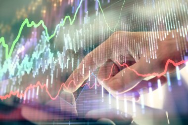 Bir adamın el ele tutuşup, telefon ve finansal çizim kullanırken birden fazla pozlama. Pazar analizi kavramı.