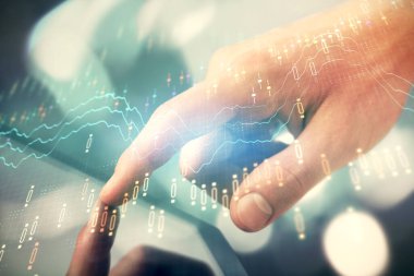 Bir adamın el ele tutuşup, telefon ve finansal çizim kullanırken birden fazla pozlama. Pazar analizi kavramı.