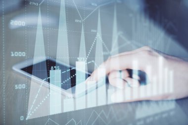 Ön x çizelgesine çift pozlama, hologram çizimi ve cep telefonu kullanan bir kadın. Finansal piyasa kavramı.