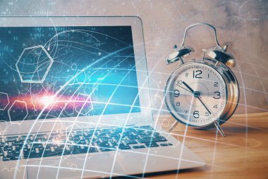 Bilgisayar ve dünya haritası hologramıyla masaüstü çifte pozlama. Uluslararası veri ağı kavramı.