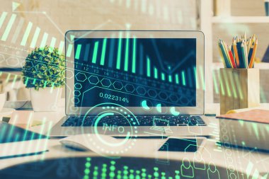 Bilgisayar, teknoloji temalı hologramla birlikte ofiste. Çifte maruziyet. Teknoloji kavramı.