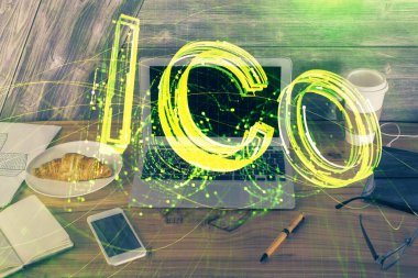 Blockchain temalı holograma ve bilgisayar arkaplanlı masaya çift pozlama. Bitcoin şifreleme para birimi kavramı.