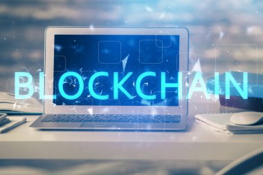 Blockchain temalı holograma ve bilgisayar arkaplanlı masaya çift pozlama. Bitcoin şifreleme para birimi kavramı.
