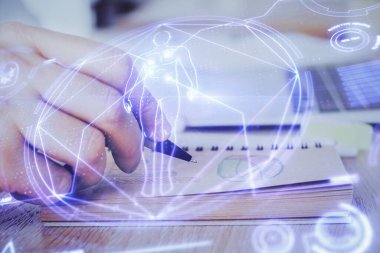 Arka planda notlarla çalışan adamlar. Bilim adamı kontrol listesi veya giriş verisi, araştırma ve deney konsepti.