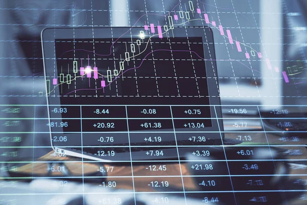 Gráfico de mercado de ações em segundo plano com mesa e computador pessoal. Dupla exposição. Conceito de análise financeira. — Fotografia de Stock