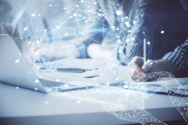 Sosyal ağ temalı hologramda iş adamı arka planda bilgisayar üzerinde çalışıyor. Dünya çapında ağ kavramı. Çift pozlama.