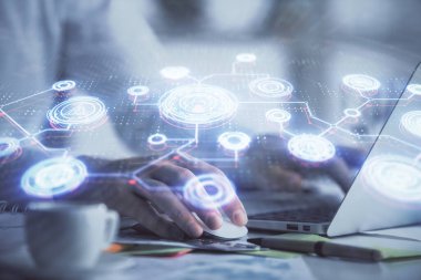 Sosyal ağ temalı hologramda iş adamı arka planda bilgisayar üzerinde çalışıyor. Dünya çapında ağ kavramı. Çift pozlama.