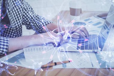 Nöron hologramı, arka planda bilgisayarla çalışan bir adam. Eğitim konsepti. Çift pozlama.