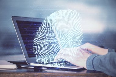 Arka planda bilgisayar üzerinde çalışan iş adamı ile parmak izi hologramı. Güvenlik kavramı. Çift pozlama.