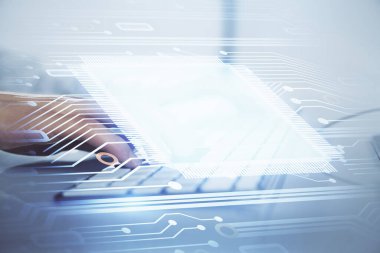 Veri temalı hologramın arka planda bilgisayarla çalışan bir adam tarafından çifte maruz bırakılması. Yenilik kavramı.