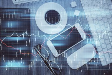 Forx grafik hologramının telefonlu masaüstü üzerinde çoklu pozlandırılması. Üst Manzara. Mobil ticaret platformu kavramı.