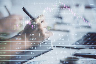 Ön x grafiğinin arka plan notları alan insanların üzerini çizerken çift pozlama. Mali analiz kavramı