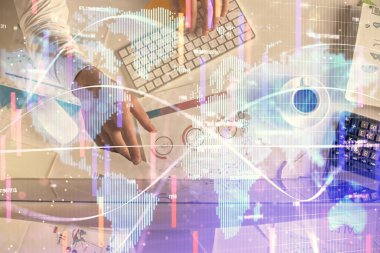 Erkeklerin ellerinin bilgisayar klavyesini ve iş temalı hologram çizimlerini yazarken çift pozlama. Üst Manzara. Finans piyasası kavramı.