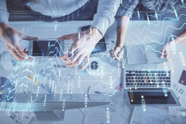 Birlikte çalışan kadın ve erkeğin çifte pozu ve finansal grafik hologramı çizimi. Pazar analizi konsepti. Bilgisayar arkaplanı. Üst Görünüm.