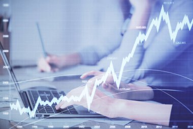 Bilgisayarda ve finansal grafik hologramında yazı yazan kadın ellerine çok maruz kalmış. Borsa analizi kavramı.